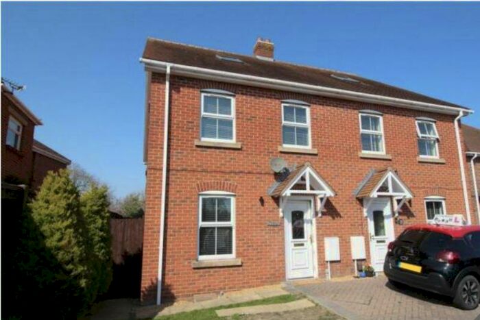 4 Bedroom Semi-Detached House To Rent In Warsash Road, Warsash, SO31