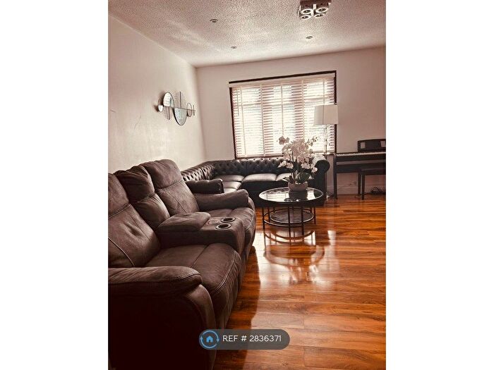 4 Bedroom Semi Detached House To Rent In Wyatt Road, Dartford, DA1