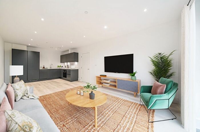 2 Bedroom Flat To Rent In Bourne Way, Hayes, Bromley, BR2