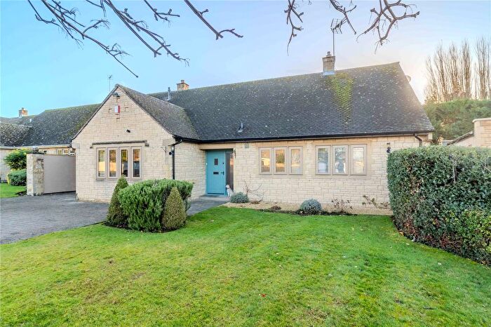 2 Bedroom Bungalow For Sale In Lifford Gardens, Broadway, Worcestershire, WR12