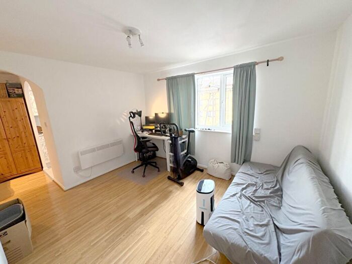 Flat To Rent In Cornmow Drive, Dollis Hill, NW10