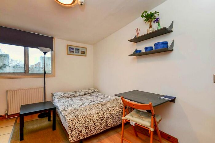 Studio To Rent In West Cromwell Road, Earls Court, London, SW5