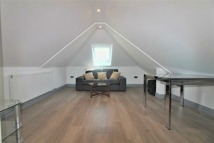 1 Bedroom Flat To Rent In New Park Avenue, Palmers Green, N13