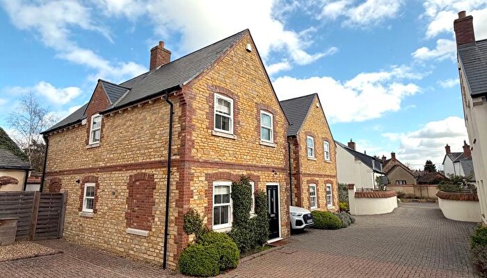 3 Bedroom Detached House For Sale In Waggoners Court, Haddenham, HP17