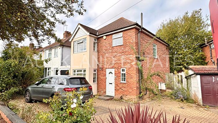3 Bedroom Detached House To Rent In Auckland Road, Potters Bar, EN6