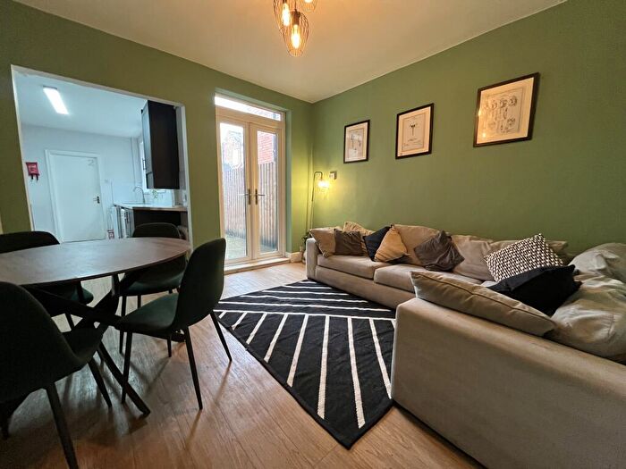 6 Bedroom Terraced House To Rent In Modern Bed + . Bath Student House // Available Now, LN5