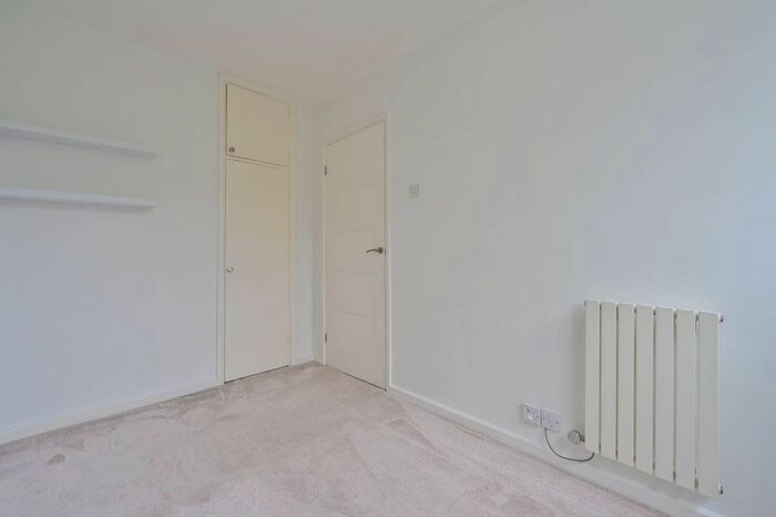 3 Bedroom Flat For Sale In St Margarets, Guildford, GU1