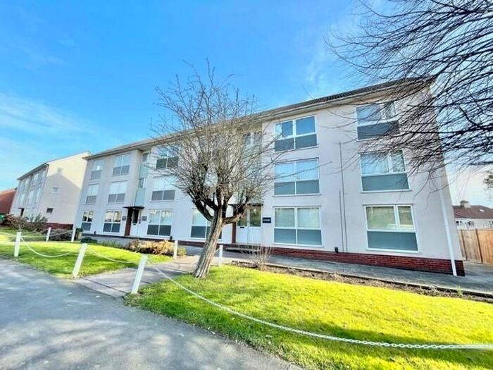 2 Bedroom Flat To Rent In Cairns Court, Westbury Park, Bristol, BS6