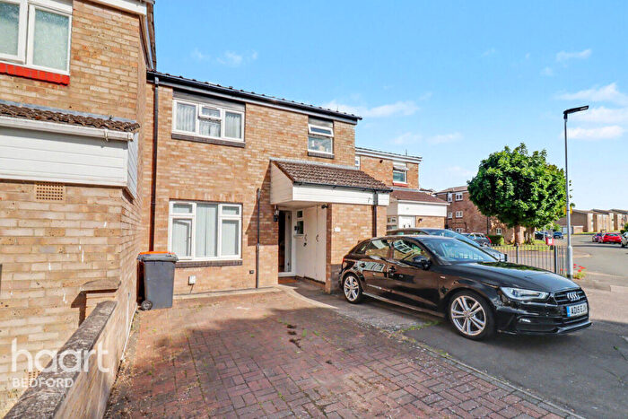 3 Bedroom Terraced House For Sale In Milburn Road, Bedford, MK41