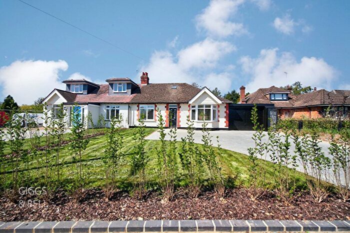 3 Bedroom Semi-Detached Bungalow For Sale In Ashcroft Road, Luton, Bedfordshire, LU2