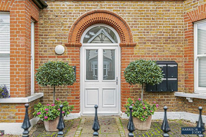 2 Bedroom Flat To Rent In Lime Grove, New Malden, KT3