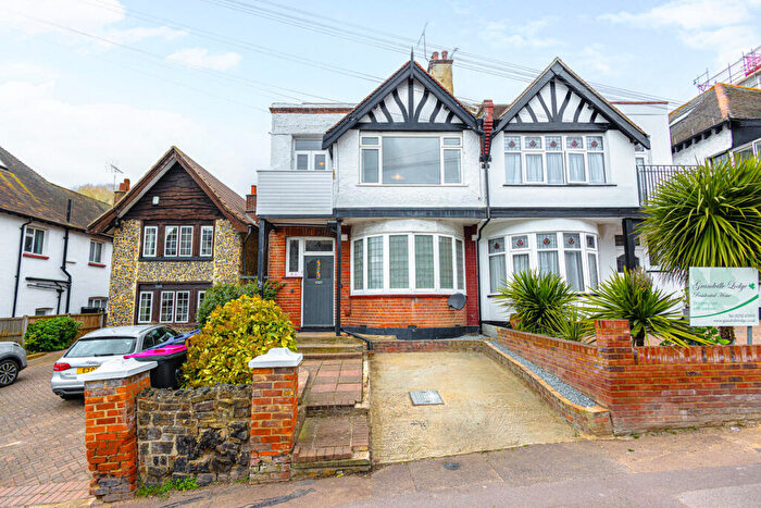 3 Bedroom Apartment For Sale In Grand Drive, Leigh-on-Sea, SS9