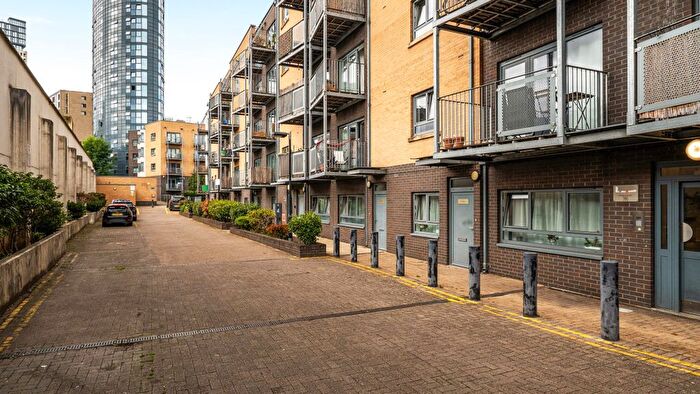 2 Bedroom Flat To Rent In Grove Cres Rd, London, E15