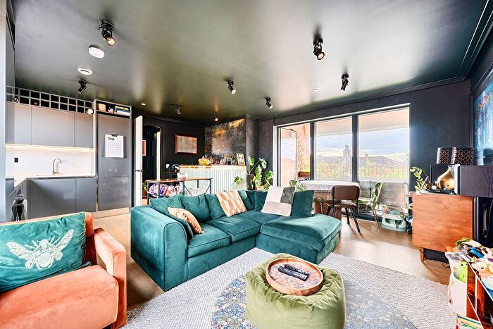 3 Bedroom Flat For Sale In Broadwest Apartments, Walthamstow, London, E17