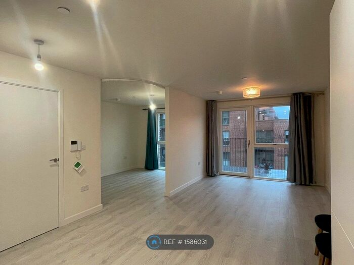 Studio To Rent In Meadowview Close, Harrow, HA1