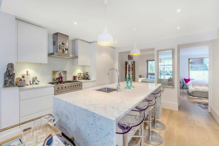 2 Bedroom Flat To Rent In Kensington Park Road, London, W11