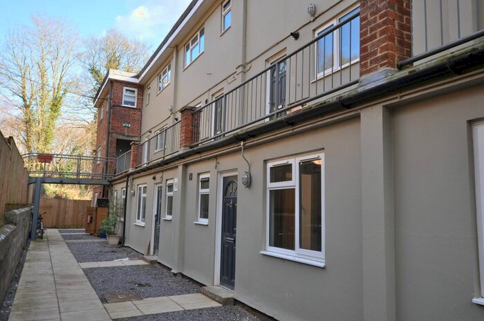 2 Bedroom Flat To Rent In Queens Court, Brimscombe, Stroud, GL5