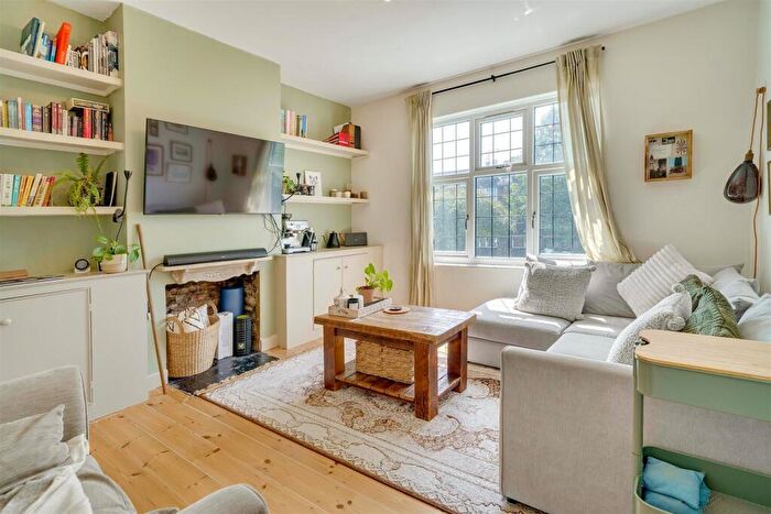 2 Bedroom Flat For Sale In Upper Richmond Road West, East Sheen, SW14
