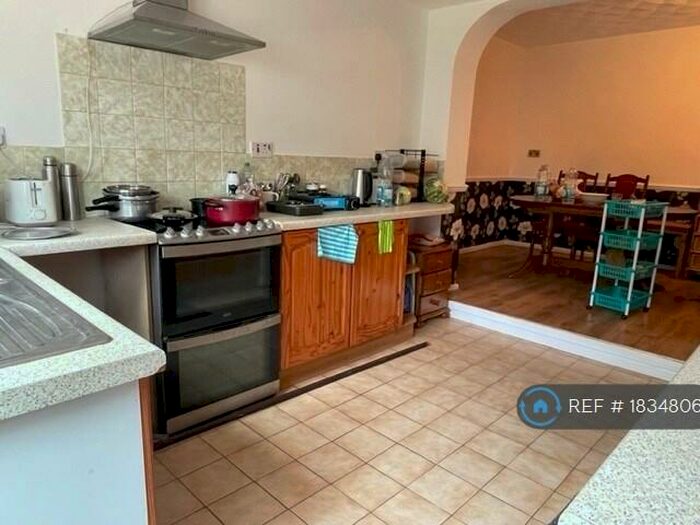 3 Bedroom Detached House To Rent In Pembroke Gardens, Swindon, SN25