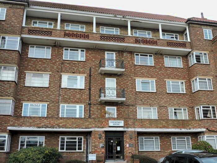 3 Bedroom Flat To Rent In Courtney House, Mulberry Close, Parson Street, Hendon, London, NW4