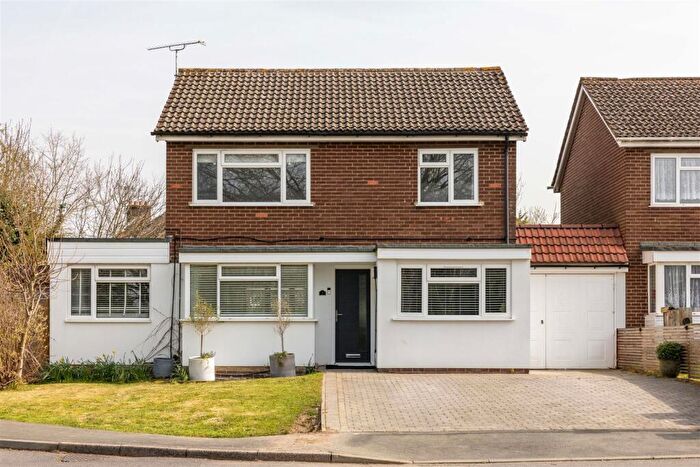 4 Bedroom Link Detached House For Sale In Montfort Rise, Redhill, RH1