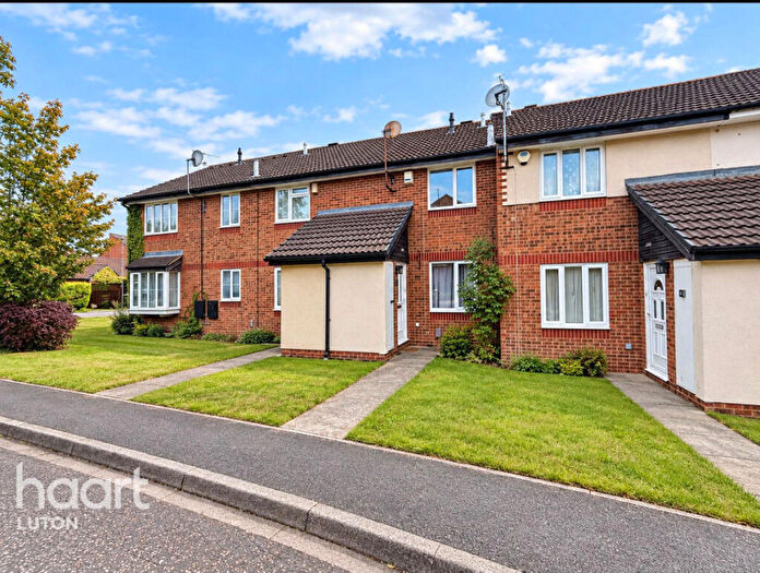 2 Bedroom Terraced House For Sale In Spayne Close, Luton, LU3