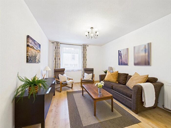 2 Bedroom Apartment To Rent In Causewayside, Edinburgh, Midlothian, EH9