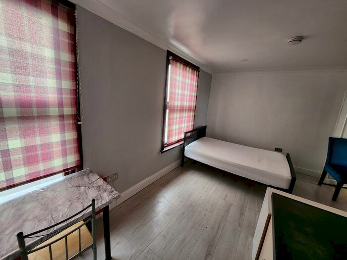 Studio To Rent In High Road, Leyton, London, E10