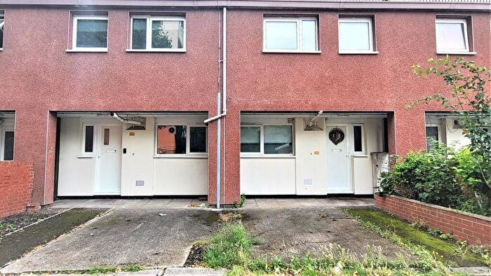 3 Bedroom Maisonette For Sale In Phipps Bridge Road, Mitcham, CR4