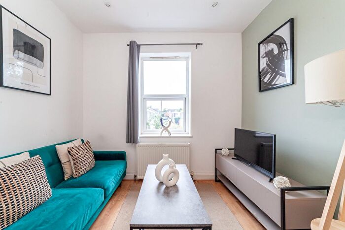 4 Bedroom Flat To Rent In Carlingford Road, London, N15