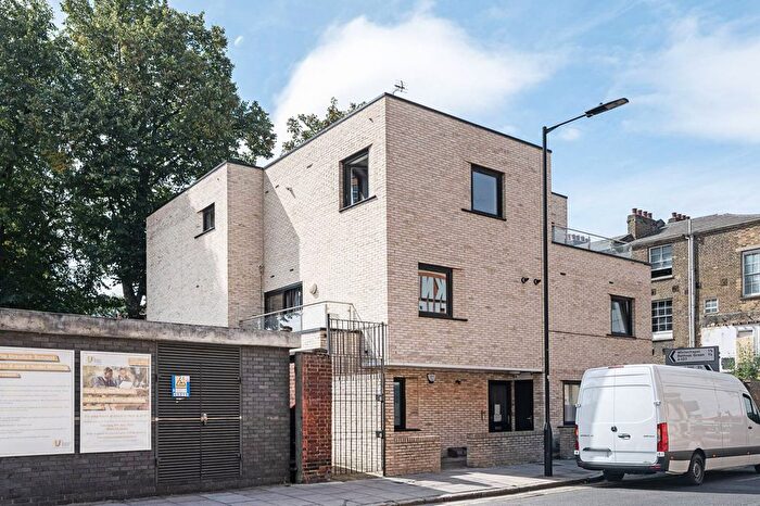 2 Bedroom Flat To Rent In Paragon Road, Hackney, E9