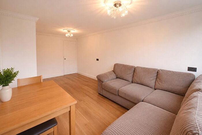 2 Bedroom Flat To Rent In Ray Lodge Road, Woodford Green, IG8
