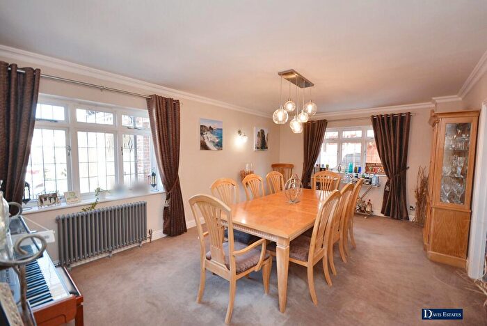 5 Bedroom Detached House For Sale In Nelmes Road, Emerson Park, Hornchurch, RM11