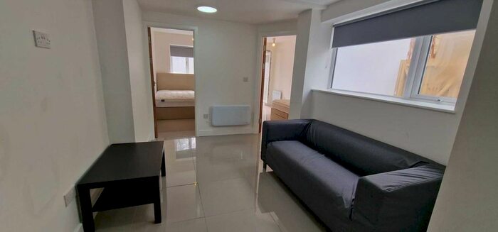 2 Bedroom Flat To Rent In Colum Place, Cardiff, CF10