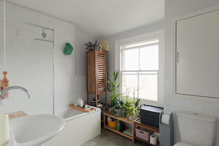 1 Bedroom Flat For Sale In Waveney Avenue, Nunhead, SE15