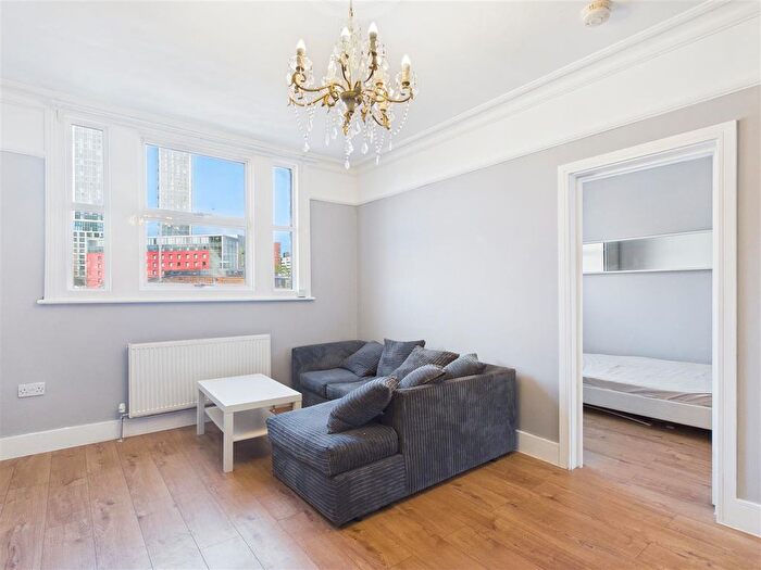 2 Bedroom Flat To Rent In Leamington Park, Acton, W3