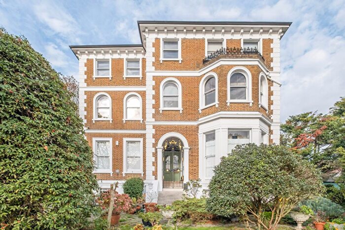 2 Bedroom Flat For Sale In Upper Sunbury Road, Hampton, TW12