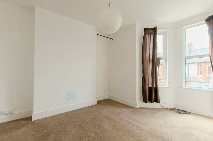 3 Bedroom Flat To Rent In Bavent Road, Denmark Hill, London, SE5