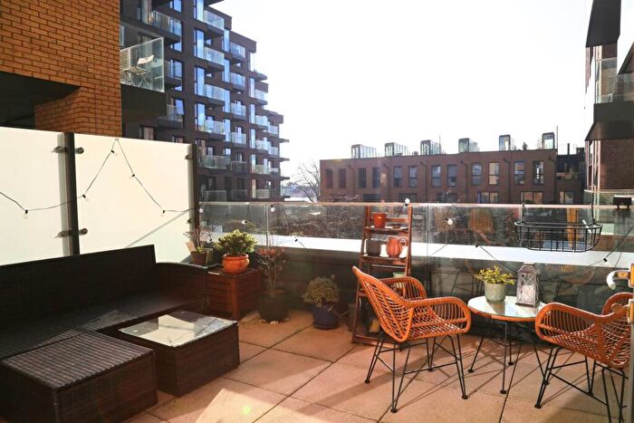 2 Bedroom Flat For Sale In Woodberry Down, , Manor House, London, N4