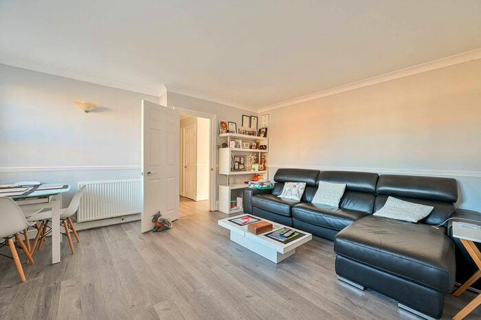 2 Bedroom Flat For Sale In Edward Square, Rotherhithe, London, SE16