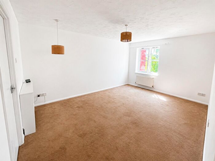 1 Bedroom Flat To Rent In Kings Chase, Brentwood, CM14
