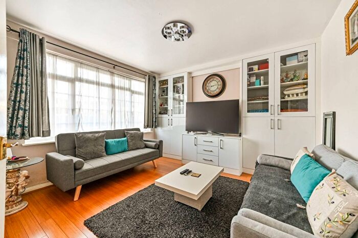 3 Bedroom Terraced House For Sale In Bath Road, Slough, SL1