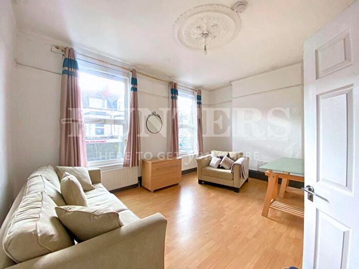 4 Bedroom Flat To Rent In West Green Road, London, N15