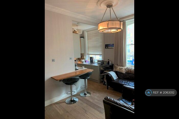 2 Bedroom Flat To Rent In Battersea Park Road, London, SW11
