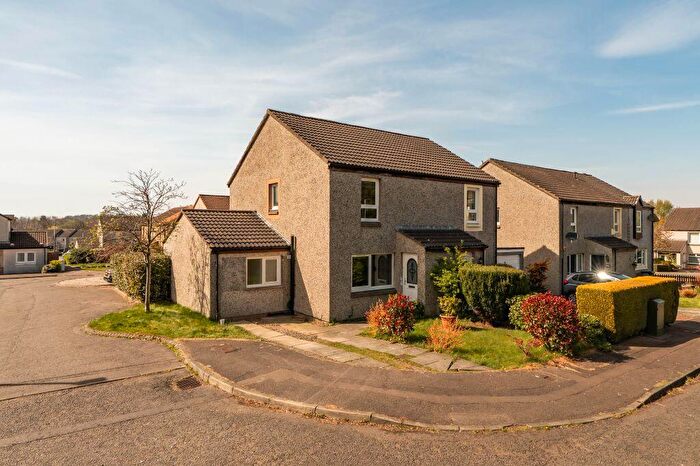 3 Bedroom Semi-detached Villa For Sale In Fauldburn, Edinburgh, EH12