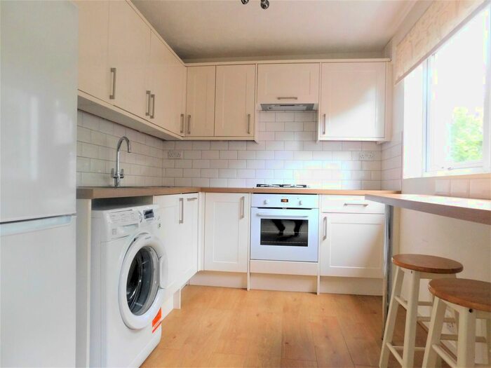 2 Bedroom Flat To Rent In The Avenue, Worcester Park, Surrey, KT4