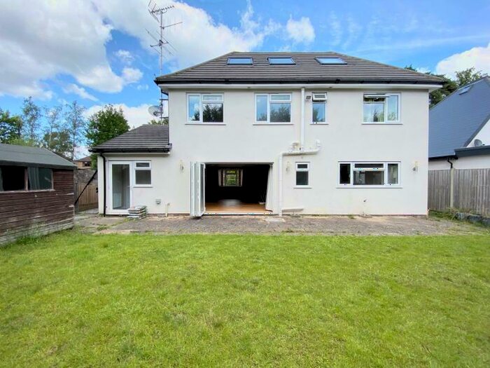 6 Bedroom Detached House To Rent In Lightwater, GU18