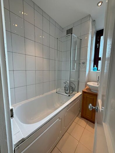 2 Bedroom Flat To Rent In Kennington Park Road, London, SE11