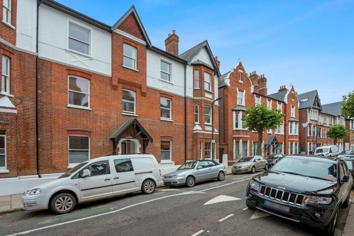 3 Bedroom Flat To Rent In Rowhill Road, Hackney, E5