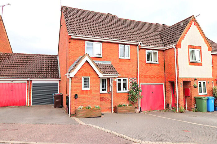 3 Bedroom End Of Terrace House For Sale In The Lawns, Farnborough, GU14